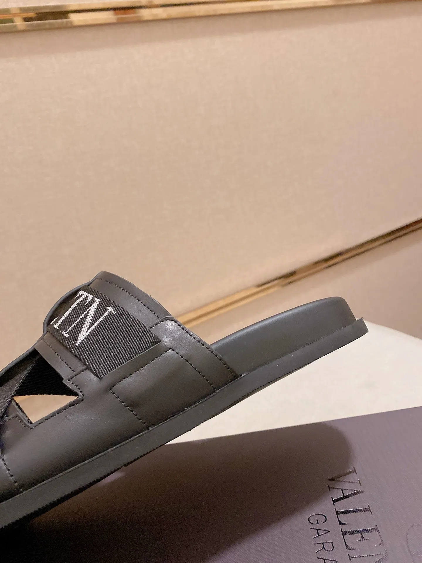 Men's shoes 💰: 480💰[Valentino] New couple 👫Boutique slippers, counter quality, classic plaid, the actual workmanship is quite complex🔰The uppers are made of imported fabrics➕🐑Sheepskin lining, which tests the craftsman's craftsmanship➕original PU outsole. Size: Women’s size: 35-44. Men's size 38-44 (can be customized to size 45, non-refundable)